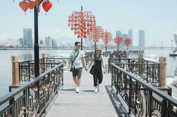 Cầu Tình Yêu là nơi bạn có thể chụp hình và ngắm cảnh đẹp Đà Nẵng