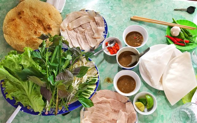 Bánh tráng thịt heo Bà Hường là một trong những quán ăn ngon Đà Nẵng được đánh giá cao