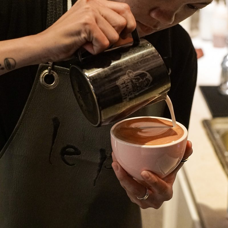 Tách cà phê dưới bàn tay điêu luyện của anh pha chế tiệm Le Petit Cafe