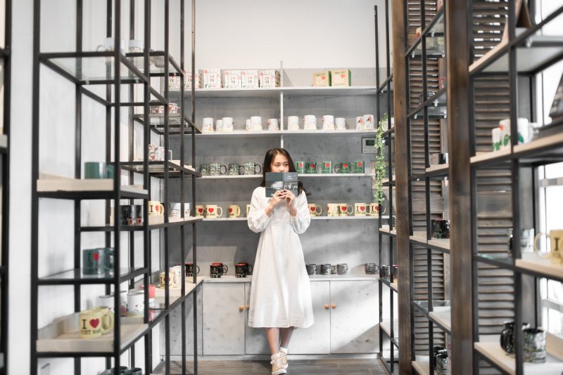 Gian hàng trưng bày quà lưu niệm ở Danang Souvenirs & Cafe