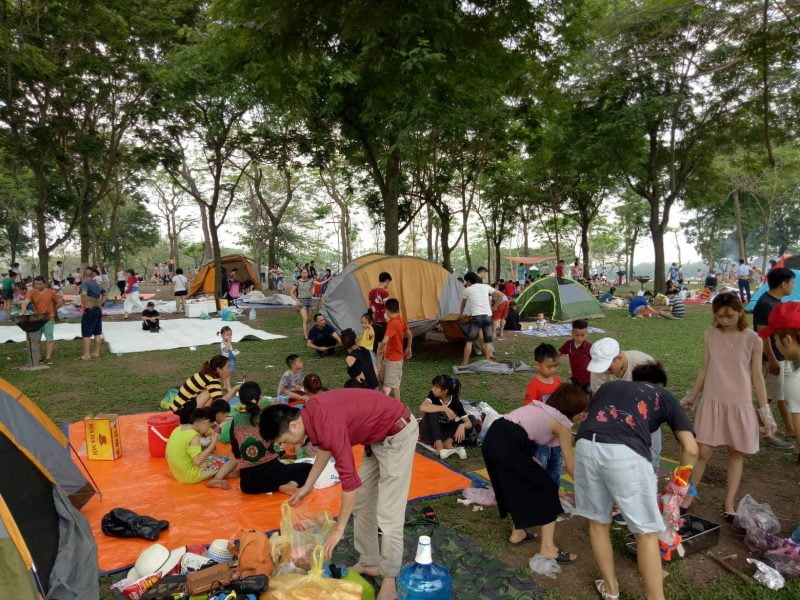 Hoạt động cắm trại, picnic tại công viên Yên Sở tại Hà Nội vào cuối tuần