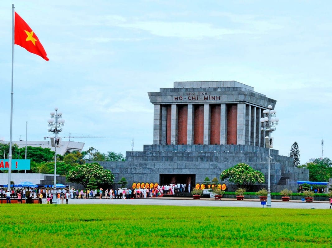 Lăng Chủ tịch Hồ Chí Minh là một trong các điểm du lịch Hà Nội được nhiều người đến nhất