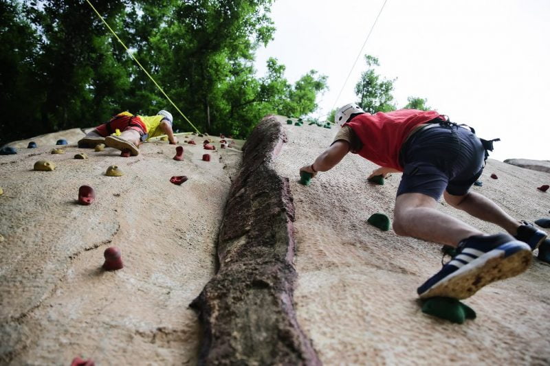 Leo núi vách đứng là một trong những trò chơi mạo hiểm ở Madagui Forest City