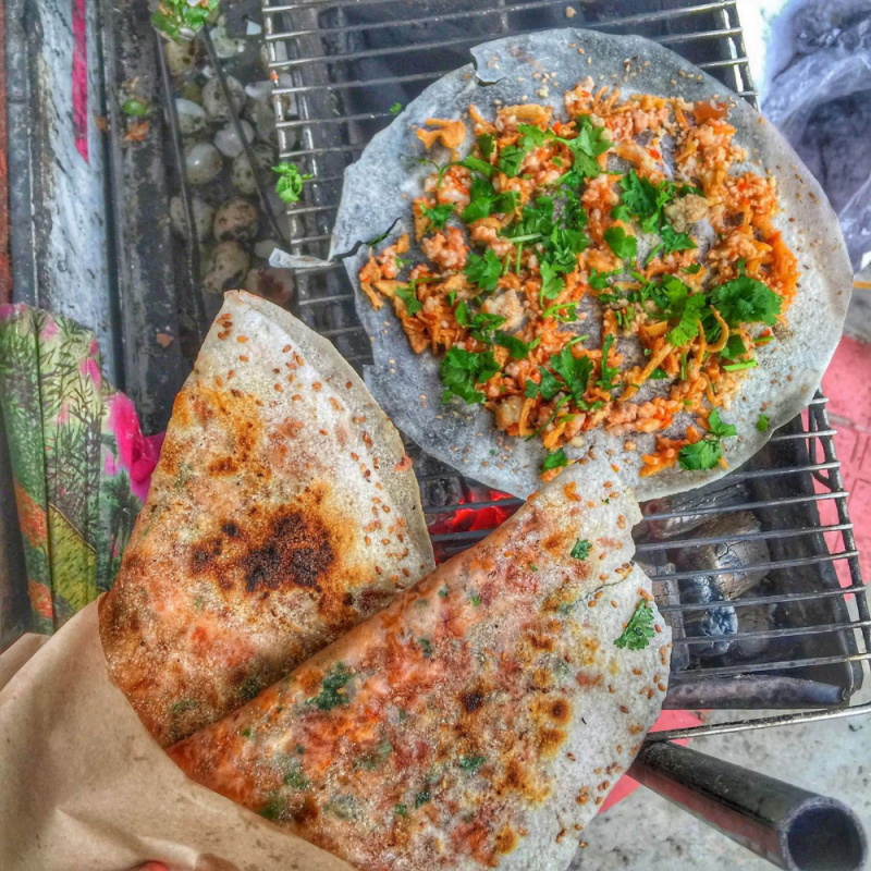 Bánh Tráng Nướng - một món ăn vặt đặc sản rất riêng tại Đà Lạt
