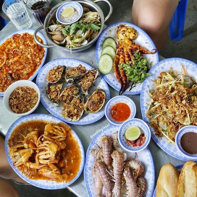 Hải sản là món ăn ngon không thể thiếu khi bạn du lịch bán đảo Sơn Trà Đà Nẵng
