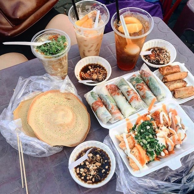 Khu ăn vặt quận 5 Hùng Vương - Nguyễn Kim cũng là địa điểm ăn uống quen thuộc của giới trẻ Sài Thành