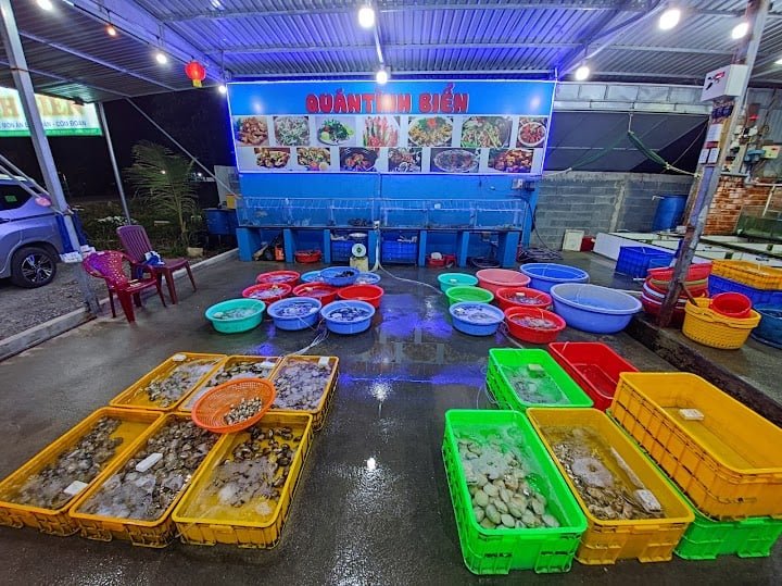 Một trong những địa điểm quen thuộc ăn hải sản ở Phú Quốc của các tín đồ "ruột" khi đến Hàm Ninh là nhà bè Tình Biển