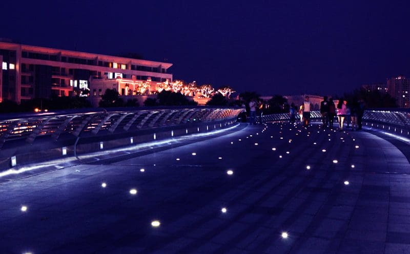 Cầu Ánh Sao là địa điểm hẹn hò ở Sài Gòn cực kì lãng mạn cho các cặp đôi về đêm