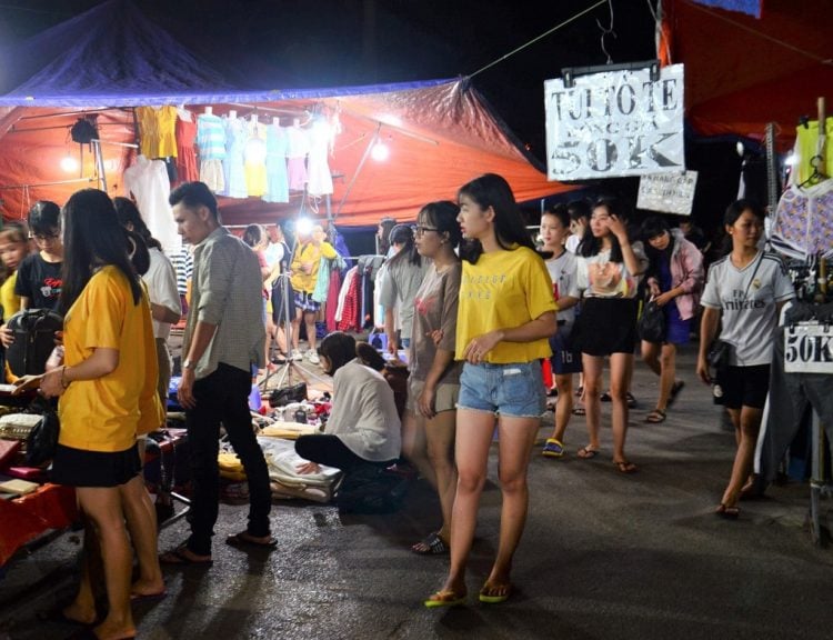 Chợ đồ si ở Sài Gòn Thủ Đức là điểm mua sắm thả ga cực kỳ quen thuộc đối với các bạn sinh viên (ảnh: sưu tầm)