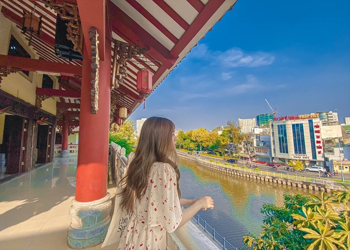 Chùa Pháp Hoa là chùa chụp hình đẹp ở Sài Gòn mang nét cổ kính, gợi lên sự ma mị trong từng khung hình.