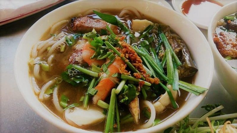 Bún mắm Dung Hà là 1 quán ăn trưa ở Phú Quốc nên thưởng thức