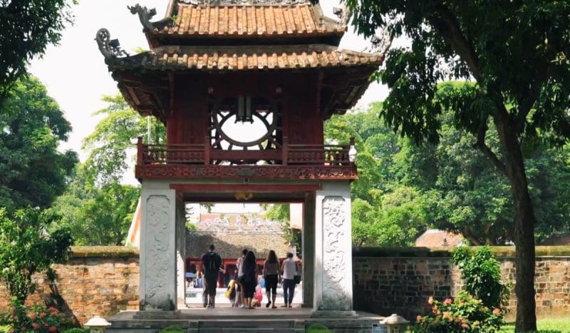 Văn Miếu Quốc Tử Giảm là địa điểm du lịch ở Hà Nội hấp dẫn