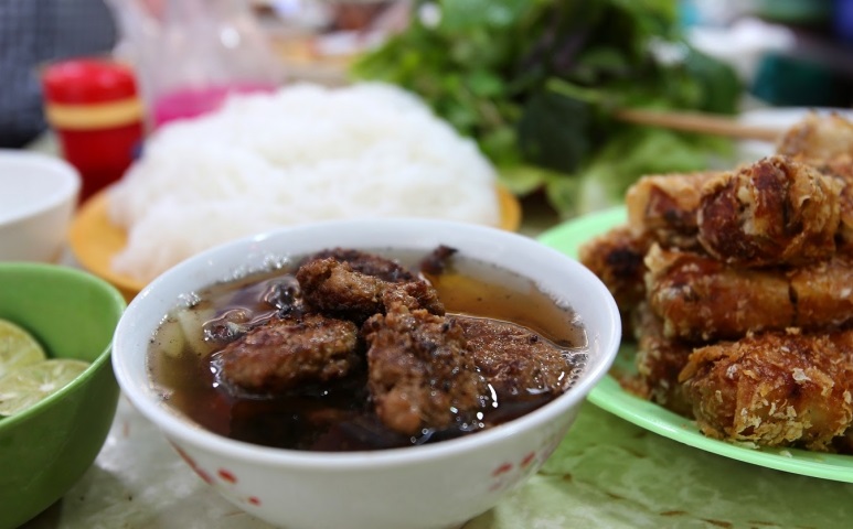 Thưởng thức bún chả Nguyễn Biểu đang được rất nhiều người lựa chọn