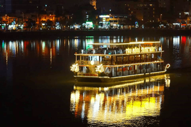 Du thuyền trên sông hàn là một địa điểm du lịch Đà Nẵng về đêm