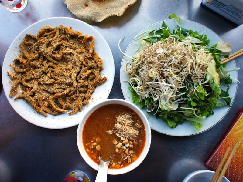 ăn trưa ở Đà Nẵng với món gỏi cá Thanh Hương