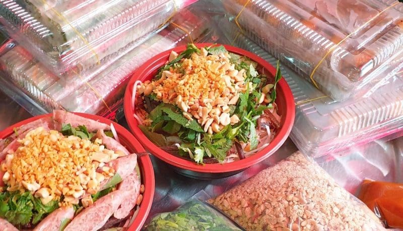 Nộm Mai Nga - đồ ăn vặt nổi tiếng tại Hà Nội
