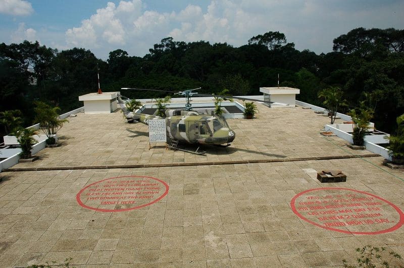 Trực thăng UH-1 và 2 ngược bom được tái ngắt hiện nay bên trên nóc Dinh Độc Lập