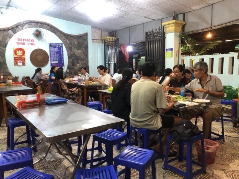 Bé Uyên cũng là một trong những quán bánh xèo Đà Nẵng nổi tiếng nên thử