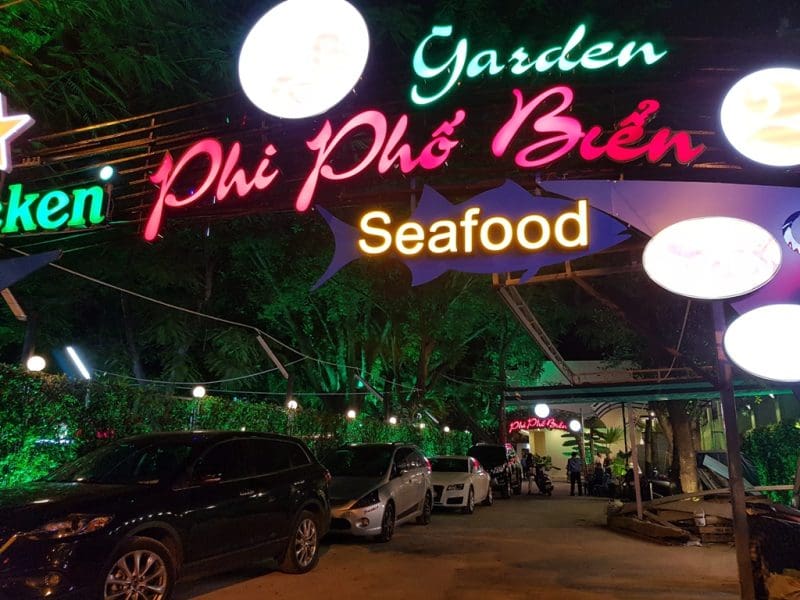Nhà hàng hải sản Phi Phố Biển là quán nhậu quận 10 được nhiều người yêu thích