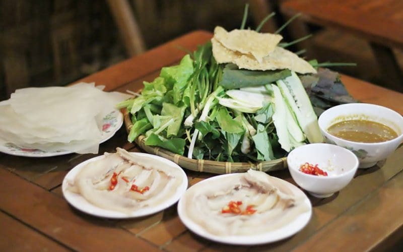 Quê Nhà là một trong những quán bánh tráng cuốn thịt heo nổi tiếng Đà Nẵng