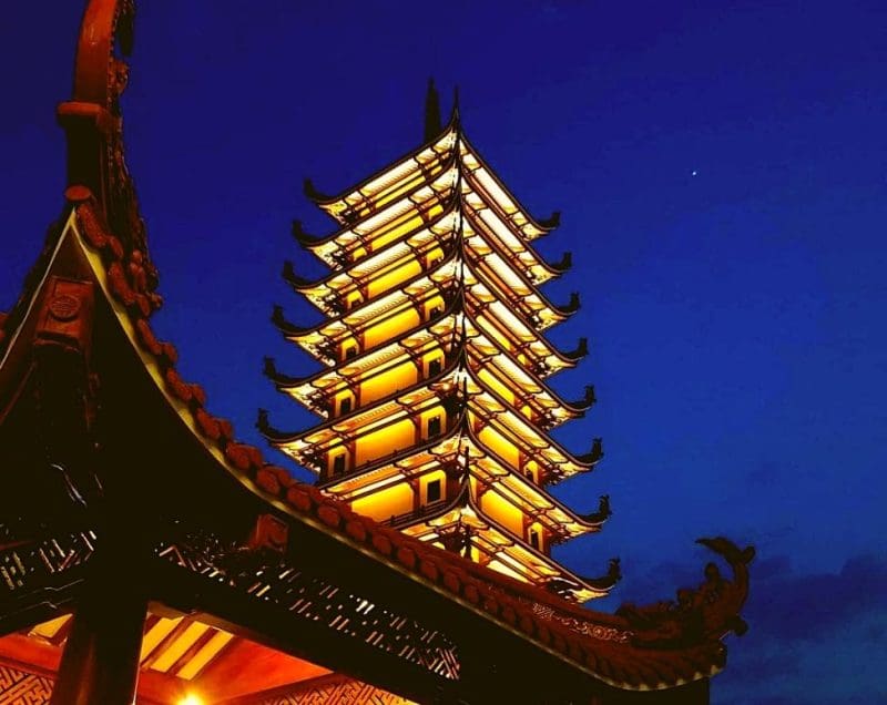 Chùa Việt Nam Quốc Tự là địa điểm nổi tiếng quận 10 mà nhiều người thường ghé thăm