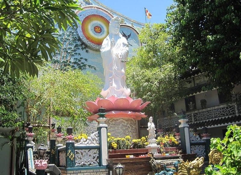 Chùa Bát Nhã là ngôi chùa Đà Nẵng nổi tiếng linh thiêng.