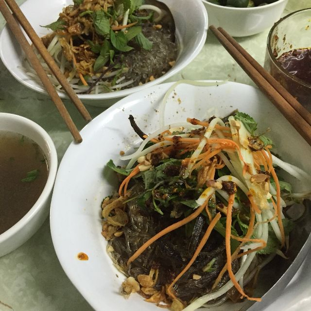 Miến lươn Phủ Doãn là một địa chỉ ăn sáng tại Hà Nội thu hút nhiều dân địa phương
