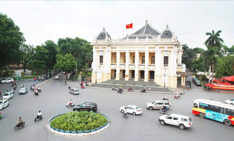 Nhà hát lớn là một địa điểm du lịch Hà Nội hấp dẫn các bạn trẻ vào buổi tối