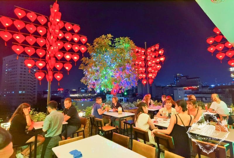 The View Rooftop Bar là quán bar rooftop Sài Gòn với phong cách trang trí đẹp mắt