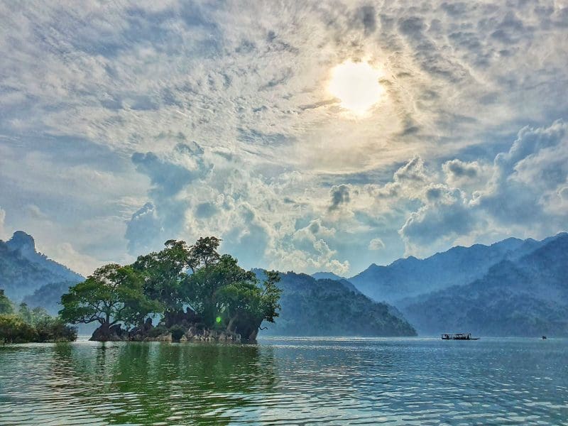Hồ Ba bể là địa điểm du lịch quanh Hà Nội không nên bỏ qua