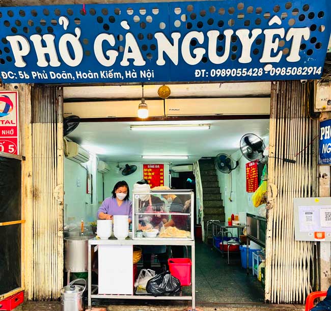 Phở gà Nguyệt là một trong những quán phở gà ngon Hà Nội hấp dẫn du khách