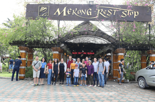 Đoàn du lịch checkin tại Mekong Rest Stop - Tour Miền Tây 2N1Đ Tết 2024