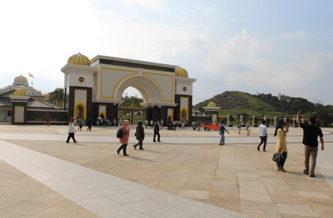 Tham quan và chụp ảnh tại Cung điện Hoàng Gia Malaysia 