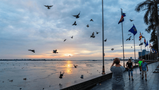 Ngắm hoàng hôn trên Quảng trường sông Bốn Mặt - Tour du lịch Campuchia