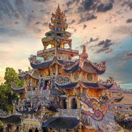 Ghé thăm chùa Linh Phước nổi tiếng Đà Lạt với lối thiết kế độc đáo