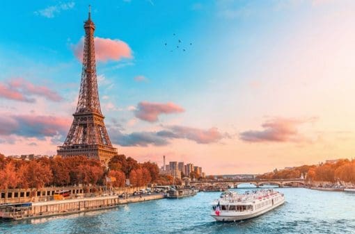 Trải nghiệm du thuyền trên Sông Seine với khung cảnh thơ mộng như tranh vẽ
