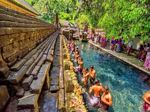 Người dân tắm rửa và cầu nguyện tại 12 dòng nước thánh ở Đền suối thiêng Tampak Siring