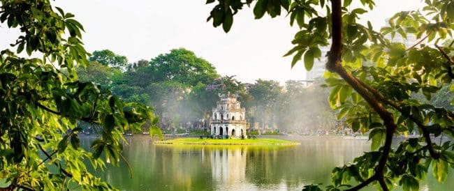 Du ngoạn trên Hồ Hoàn Kiếm – Tour Hà Nội Ninh Bình Hạ Long Yên Tử Sapa 5 Ngày 4 Đêm