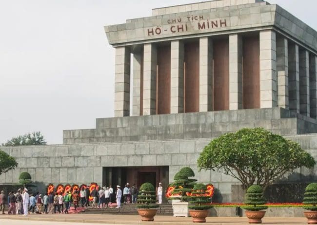 Viếng Lăng Chủ Tịch Hồ Chí Minh