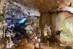 Lạc chân vào hang động kỳ bí