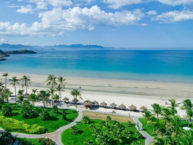 dạo chơi trên bãi biển Nha Trang được mệnh danh là một trong những bãi biển đẹp nhất Việt Nam