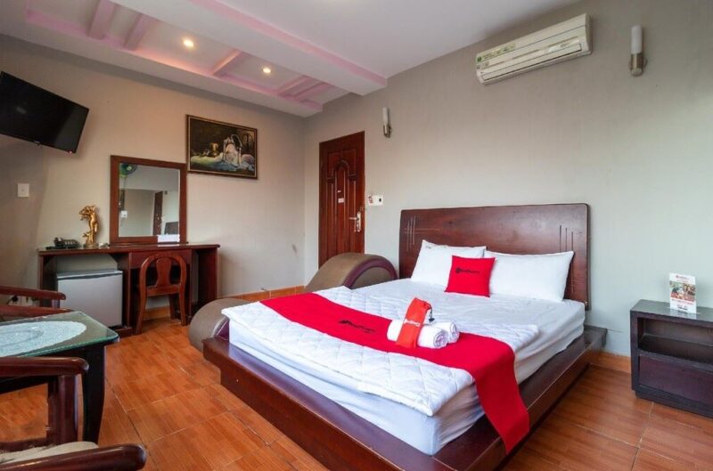 Khách sạn tình yêu Thủ Đức RedDoorz near Cau Vuot Linh Trung