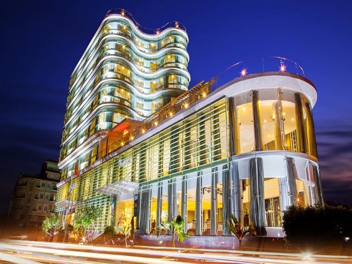 River Hotel