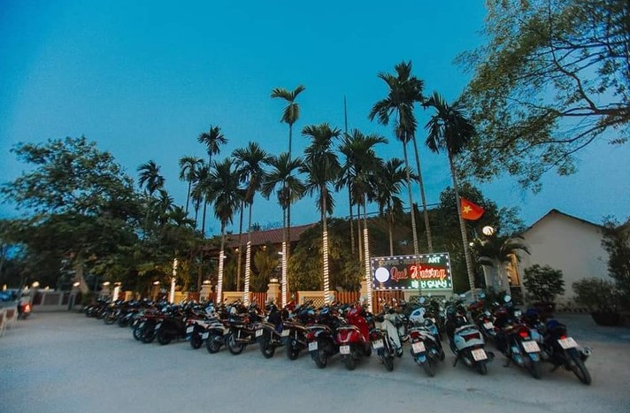 Quán ăn sân vườn Quê Hương