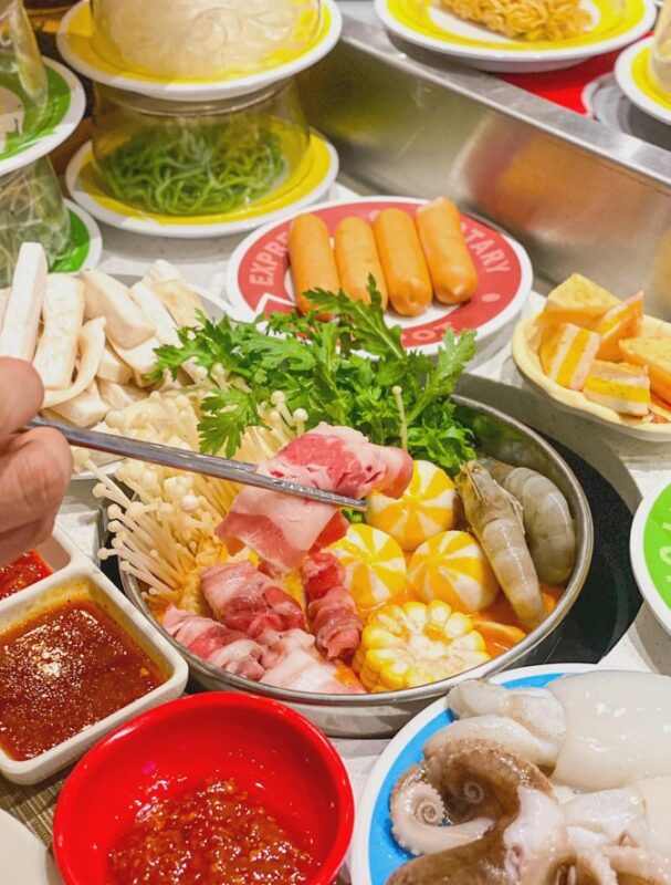 Kichi Kichi Ariyana Nha Trang - Trải Nghiệm Lẩu Băng Chuyền Độc Đáo