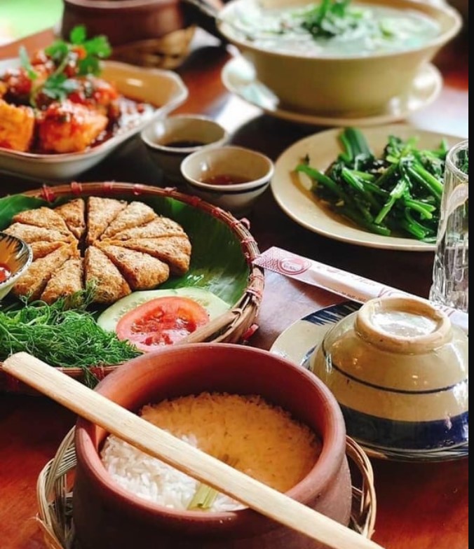 Quán Cơm Niêu Kon Tum