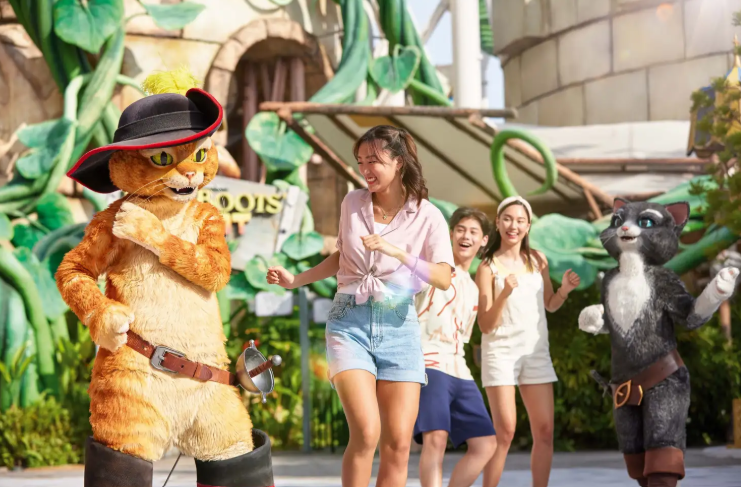 Grand World Phú Quốc hay Universal Studios Singapore