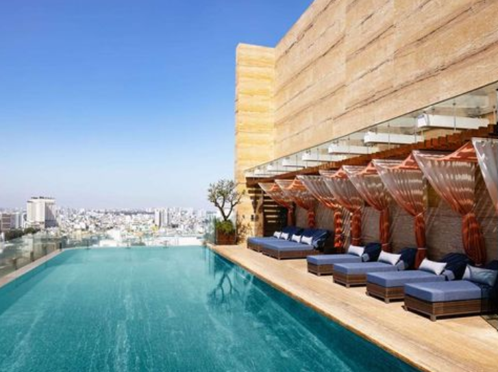 Sài Gòn còn sở hữu nhiều khách sạn cao tầng với hồ bơi view skyline ấn tượng