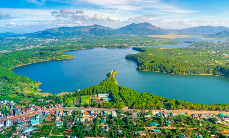 check-in tại Biển Hồ Chè — vùng đồi chè xanh mát, gắn với đồn điền chè đầu tiên của Gia Lai