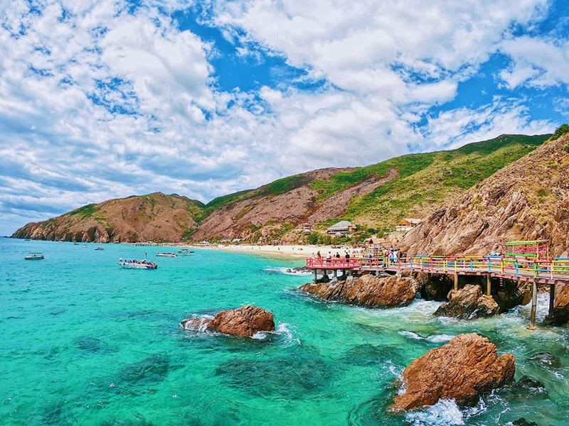 Đoàn di chuyển đến bến và đi cano tham quan Kỳ Co